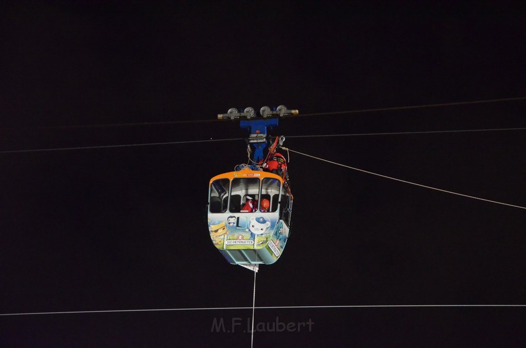 Einsatz BF Hoehenretter Koelner Seilbahn Hoehe Zoobruecke P2534.JPG